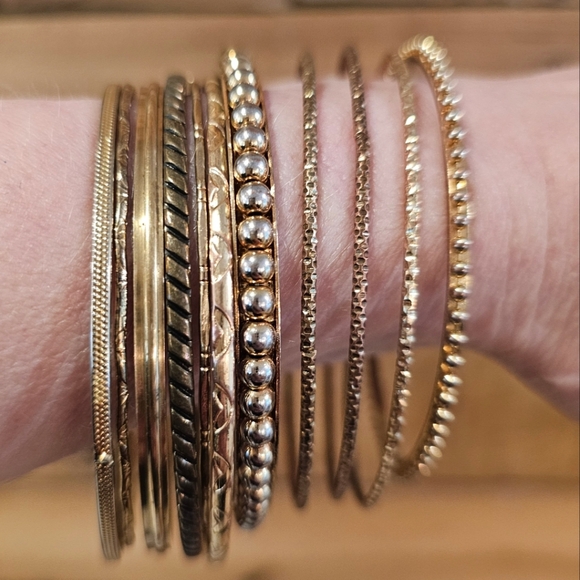 Set of 11 delicate Goldtone Bangle Bracelets - Picture 1 of 5
